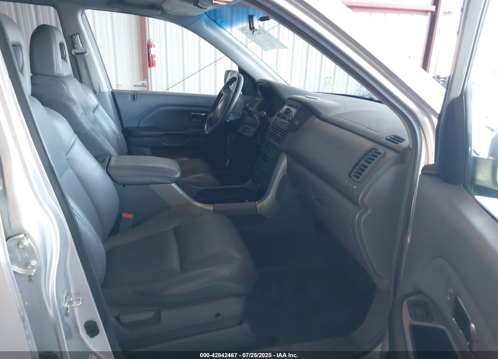 2005 HONDA PILOT EX-L VIN: 5FNYF18695B067009