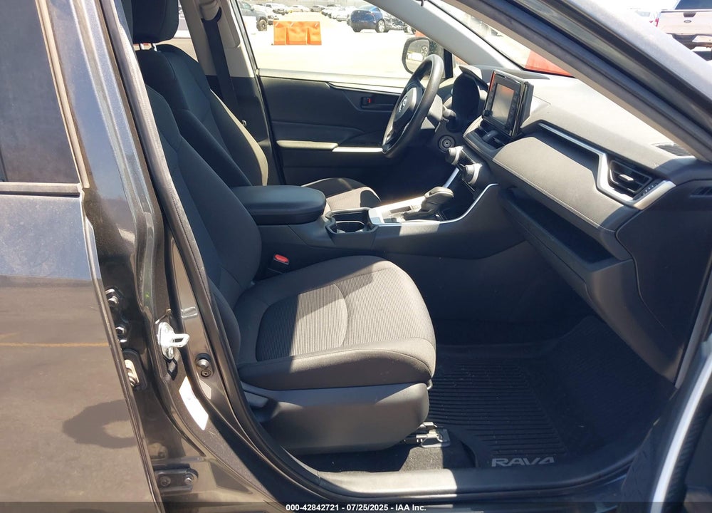 2019 TOYOTA RAV4 LE VIN: JTMH1RFV1KD007378
