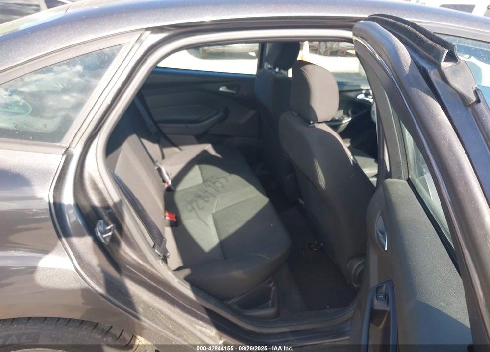 2016 FORD FOCUS VIN: 1FADP3F21GL334804