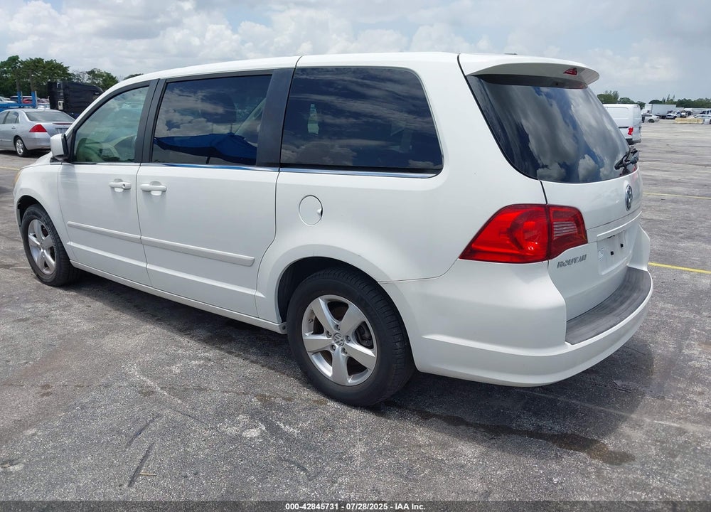 2010 VOLKSWAGEN ROUTAN VIN: 2V4RW3D16AR245943