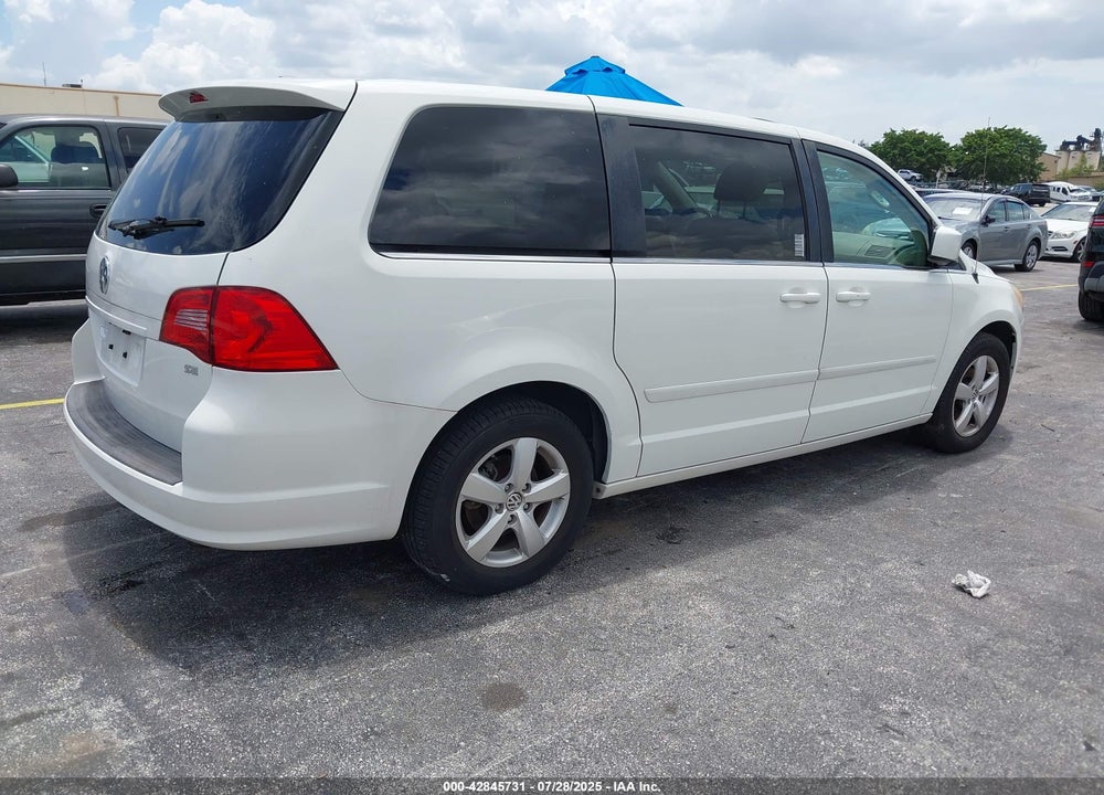 2010 VOLKSWAGEN ROUTAN VIN: 2V4RW3D16AR245943