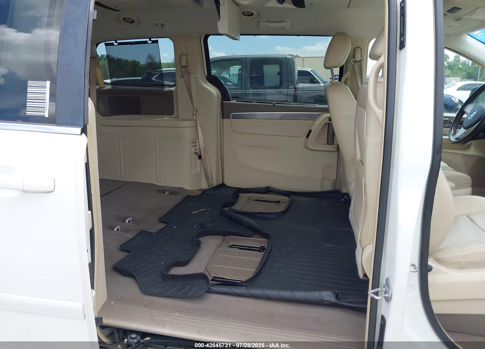 2010 VOLKSWAGEN ROUTAN VIN: 2V4RW3D16AR245943