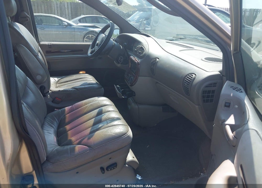 2000 CHRYSLER TOWN & COUNTRY VIN: 1C4GP64LXYB646180
