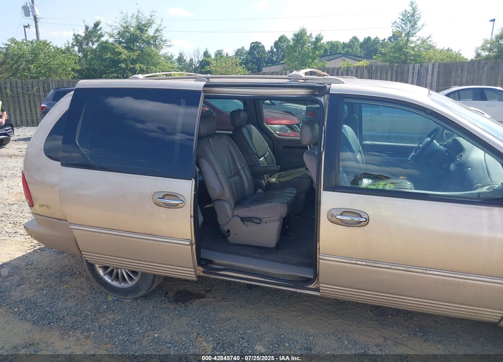 2000 CHRYSLER TOWN & COUNTRY VIN: 1C4GP64LXYB646180