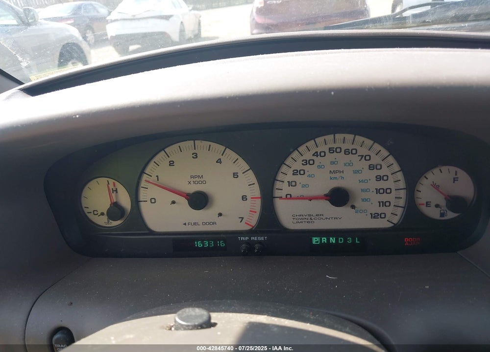 2000 CHRYSLER TOWN & COUNTRY VIN: 1C4GP64LXYB646180