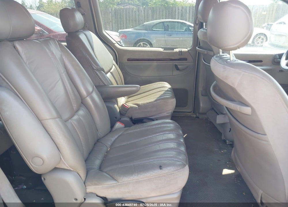 2000 CHRYSLER TOWN & COUNTRY VIN: 1C4GP64LXYB646180