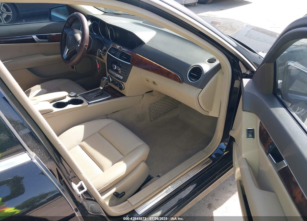 2013 MERCEDES-BENZ C CLASS VIN: WDDGF8AB6DR250572
