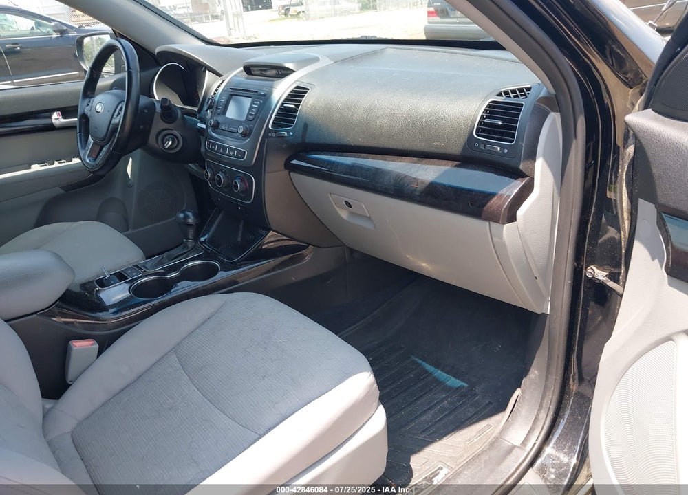 2015 KIA SORENTO VIN: 5XYKTCA65FG594317