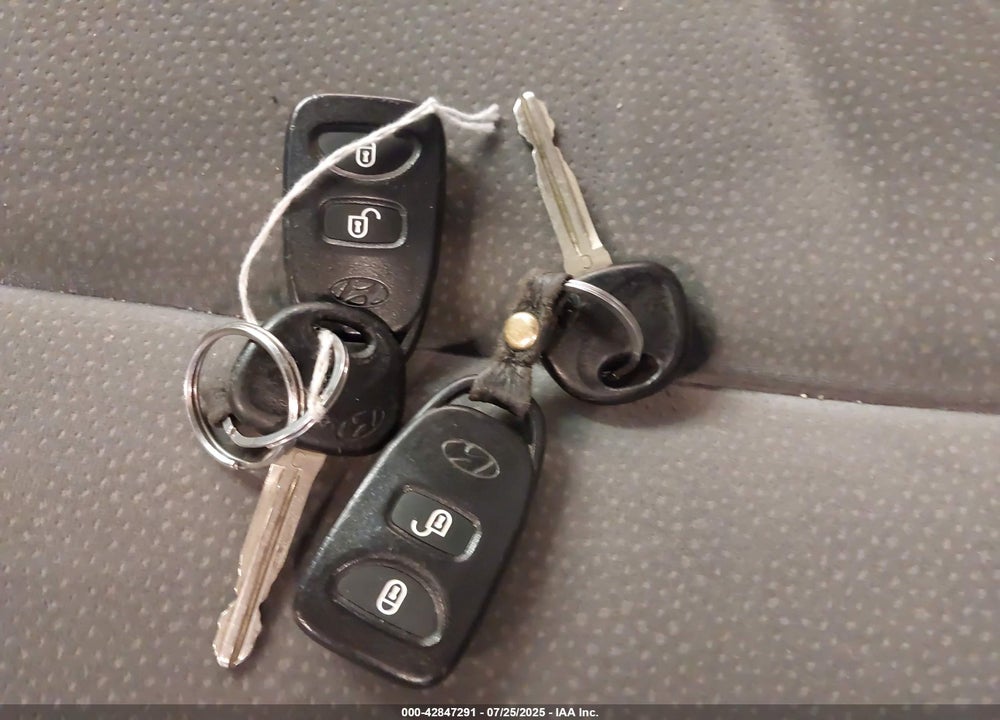 2011 HYUNDAI SANTA FE SE VIN: 5XYZHDAG2BG062645