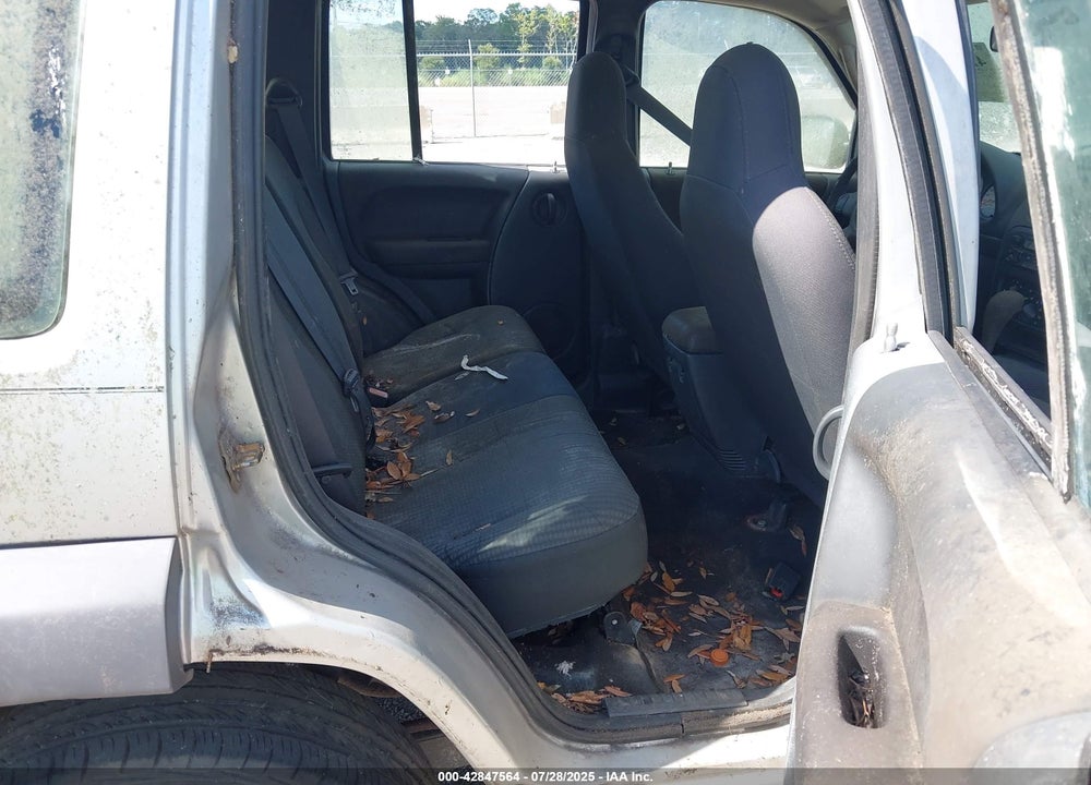 2003 JEEP LIBERTY VIN: 1J4GK48K33W575212