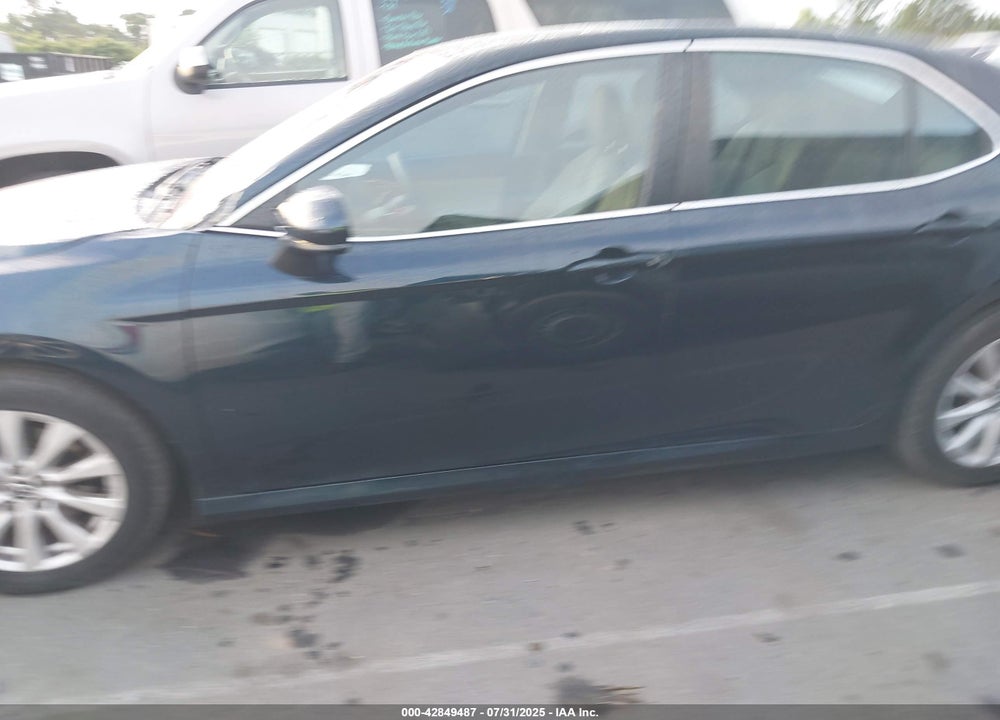 2018 TOYOTA CAMRY LE VIN: 4T1B11HK2JU647720