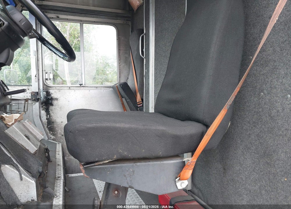 1999 FREIGHTLINER CHASSIS M LINE WALK-IN VAN VIN: 4UZA5FFCXXCB66835