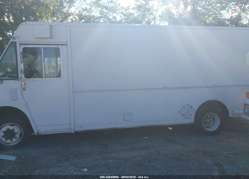 1999 FREIGHTLINER CHASSIS M LINE WALK-IN VAN VIN: 4UZA5FFCXXCB66835