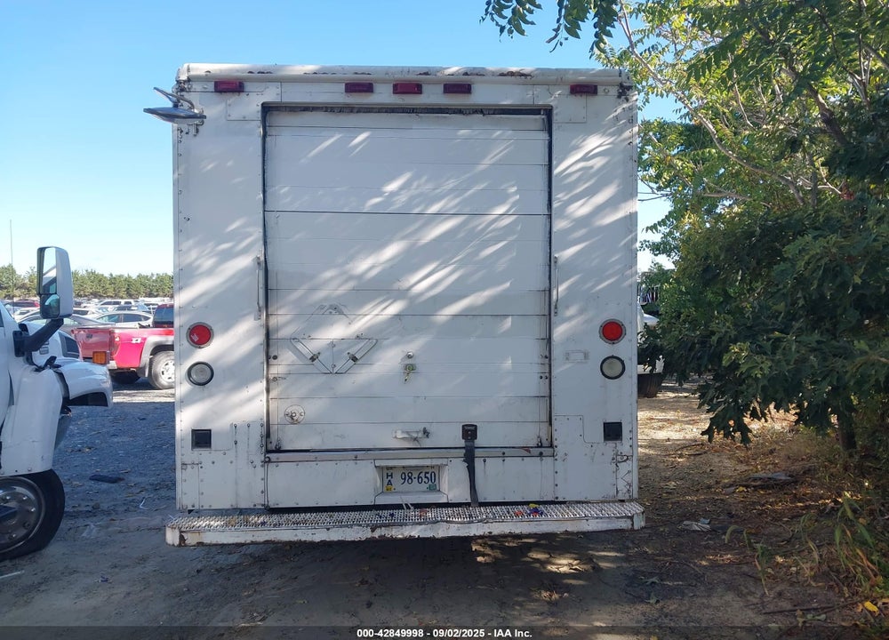 1999 FREIGHTLINER CHASSIS M LINE WALK-IN VAN VIN: 4UZA5FFCXXCB66835