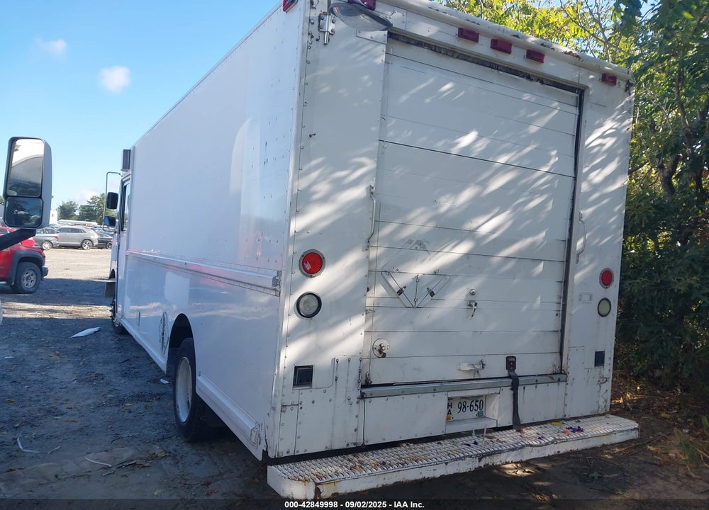 1999 FREIGHTLINER CHASSIS M LINE WALK-IN VAN VIN: 4UZA5FFCXXCB66835