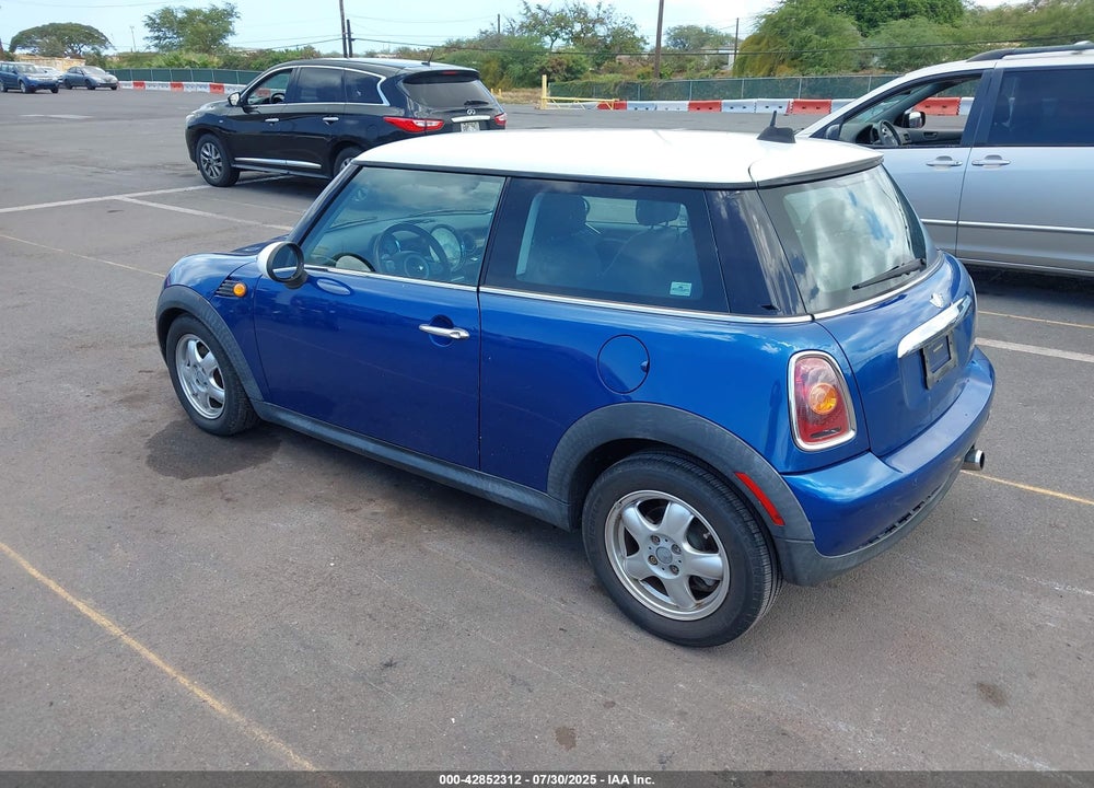2007 MINI COOPER VIN: WMWMF33557TT56832