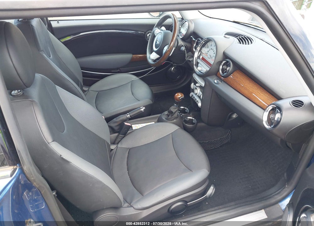 2007 MINI COOPER VIN: WMWMF33557TT56832