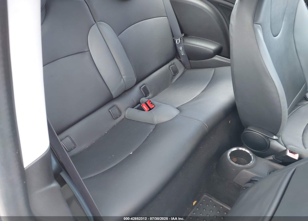 2007 MINI COOPER VIN: WMWMF33557TT56832
