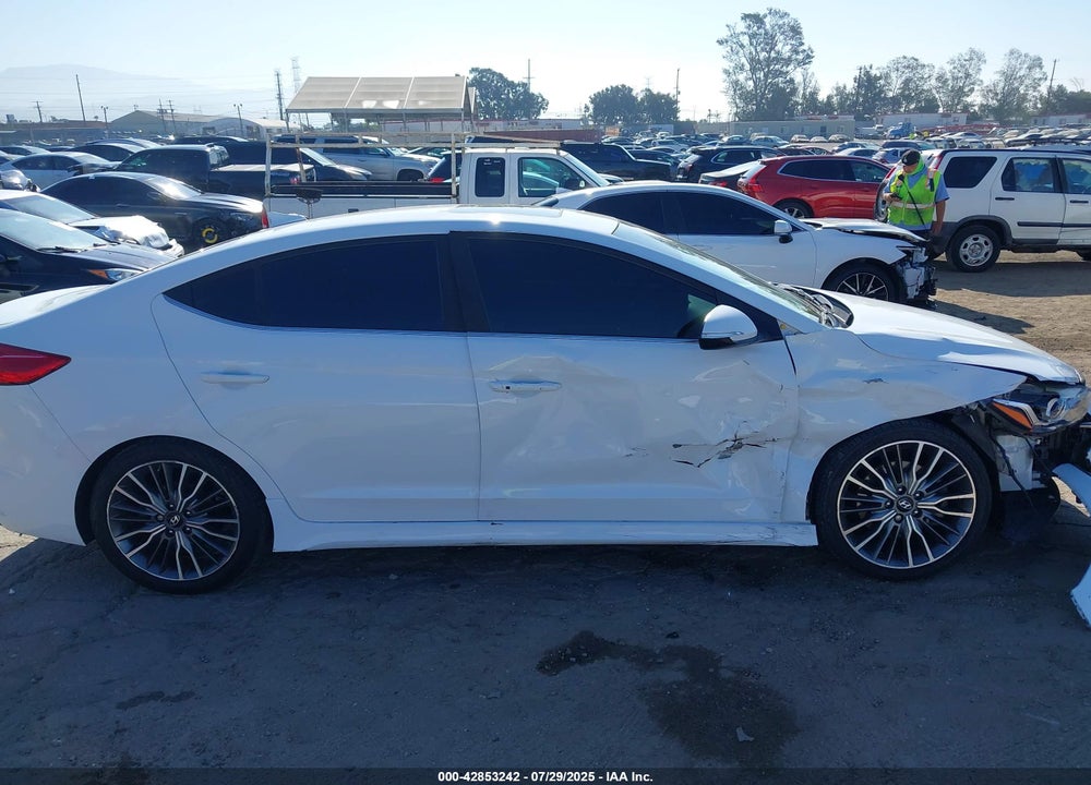 2018 HYUNDAI ELANTRA VIN: KMHD04LB8JU685618