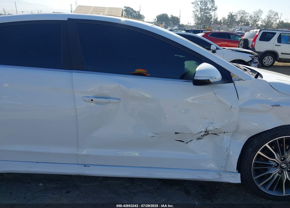 2018 HYUNDAI ELANTRA VIN: KMHD04LB8JU685618