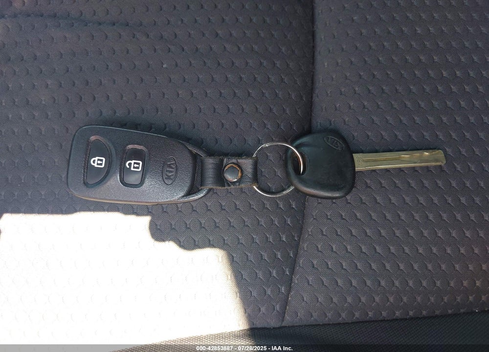 2011 KIA SORENTO VIN: 5XYKTDA28BG129320