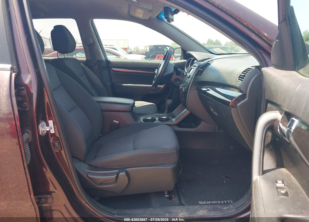 2011 KIA SORENTO VIN: 5XYKTDA28BG129320