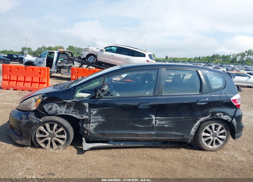 2013 HONDA FIT VIN: JHMGE8H54DC037845