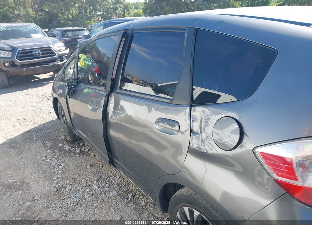 2013 HONDA FIT VIN: JHMGE8H3XDC008087