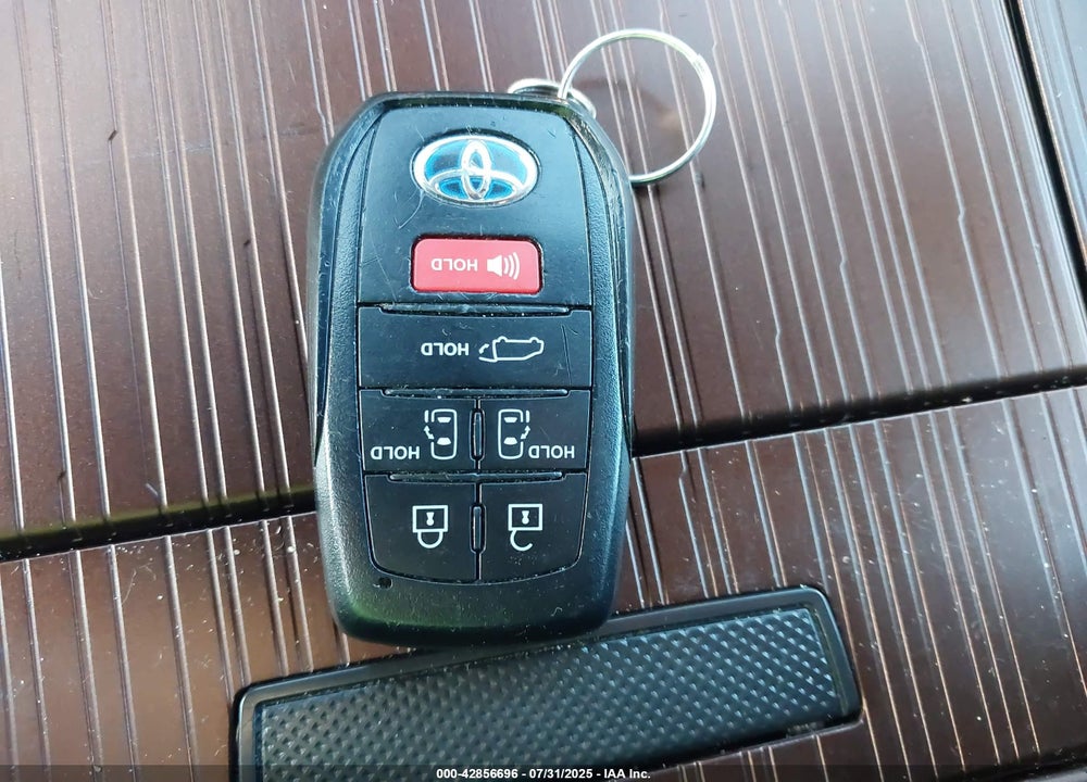 2022 TOYOTA SIENNA XLE VIN: 5TDYRKEC6NS107226