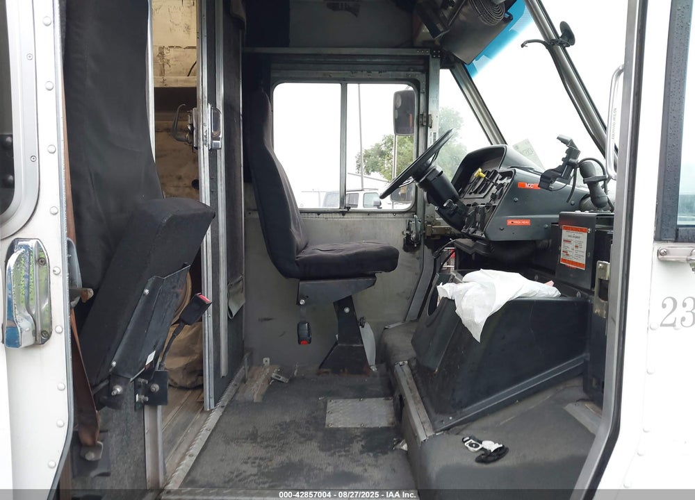 2002 FREIGHTLINER CHASSIS M LINE WALK-IN VAN VIN: 4UZAANBW42CJ99759