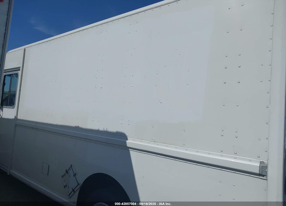 2002 FREIGHTLINER CHASSIS M LINE WALK-IN VAN VIN: 4UZAANBW42CJ99759