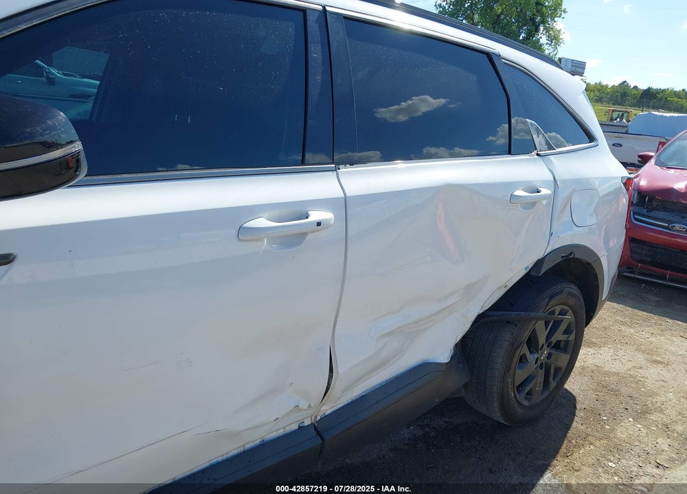 2021 KIA SORENTO VIN: 5XYRLDLC2MG037109