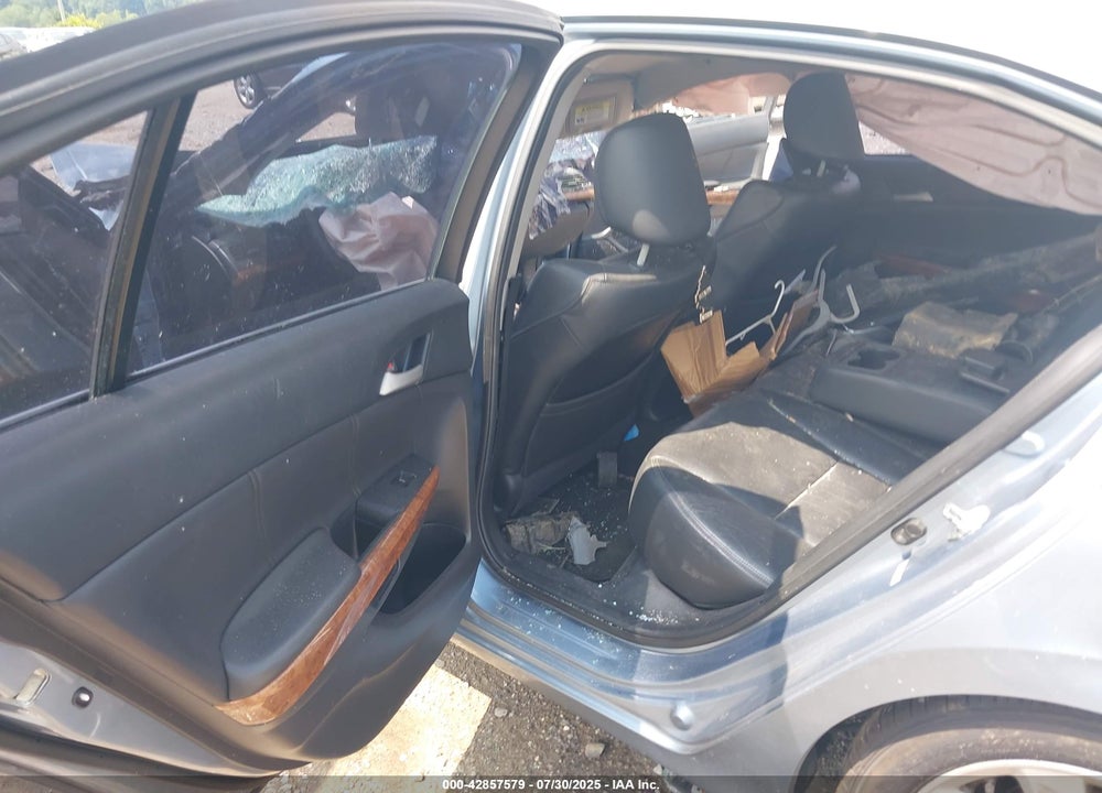2011 HONDA ACCORD VIN: 1HGCP2F88BA039855