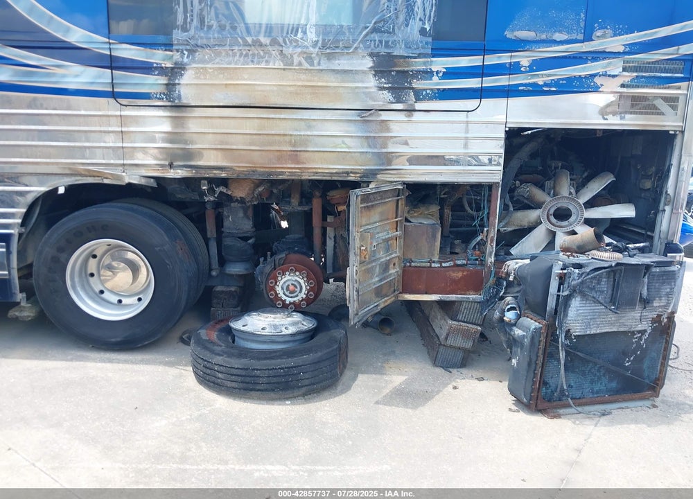 2001 PREVOST BUS VIN: 2PCW3349711027438
