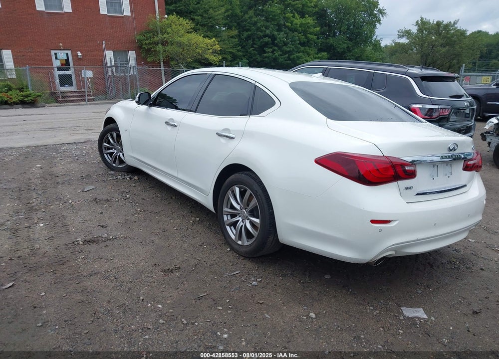2018 INFINITI Q70 VIN: JN1BY1AR5JM220039