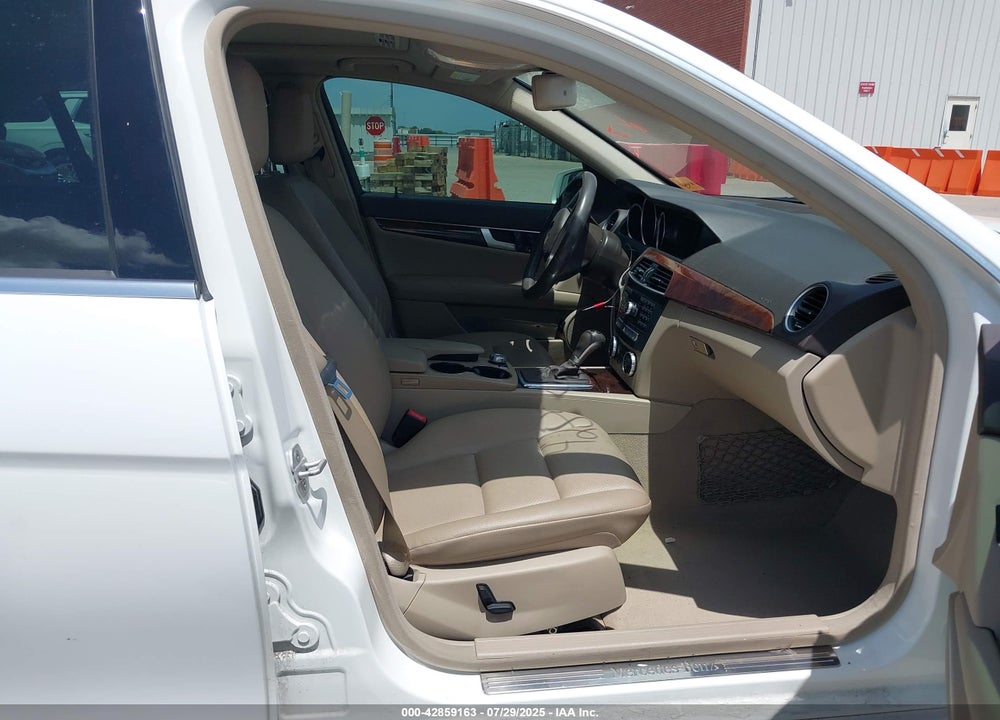 2014 MERCEDES-BENZ C CLASS VIN: WDDGF4HB0EG237523