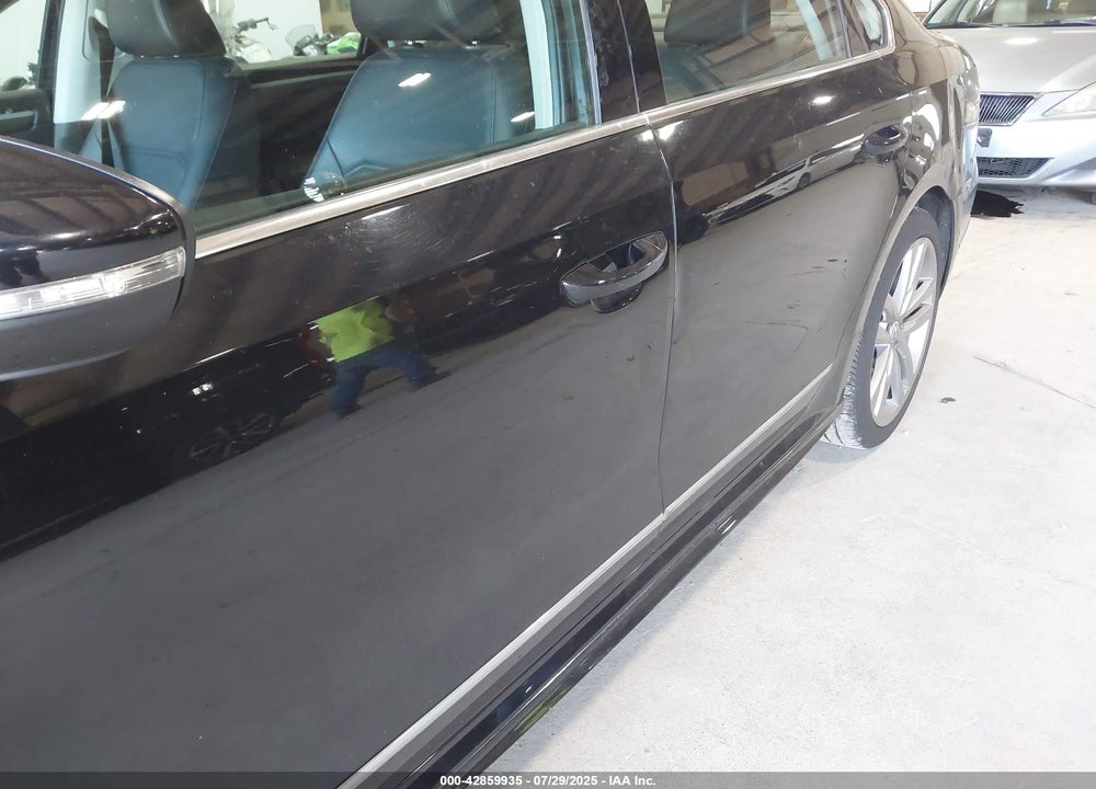 2017 VOLKSWAGEN PASSAT VIN: 1VWDT7A32HC061352