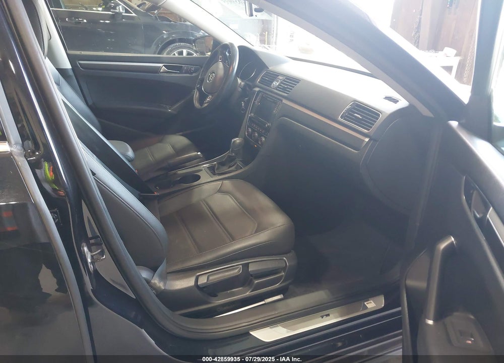 2017 VOLKSWAGEN PASSAT VIN: 1VWDT7A32HC061352