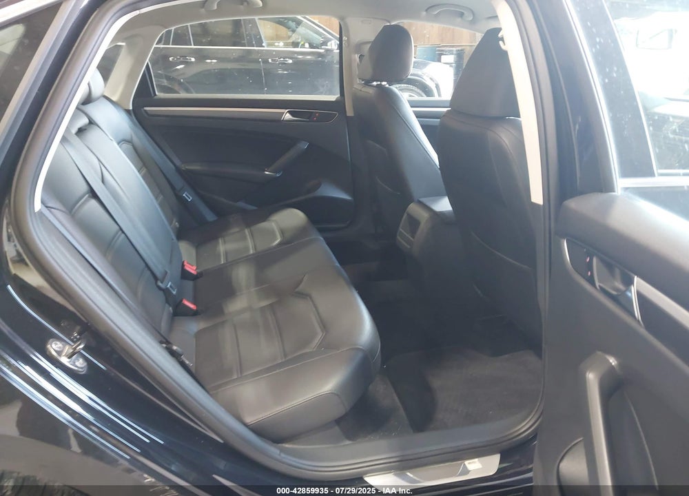2017 VOLKSWAGEN PASSAT VIN: 1VWDT7A32HC061352