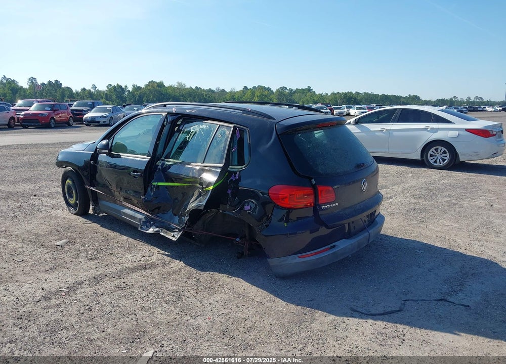 2017 VOLKSWAGEN TIGUAN VIN: WVGBV7AX4HK000352