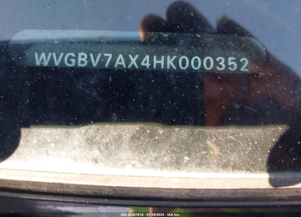 2017 VOLKSWAGEN TIGUAN VIN: WVGBV7AX4HK000352