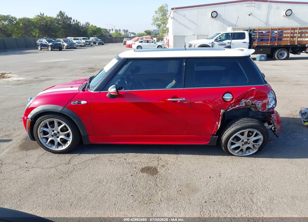 2005 MINI COOPER S VIN: WMWRE33515TL14664