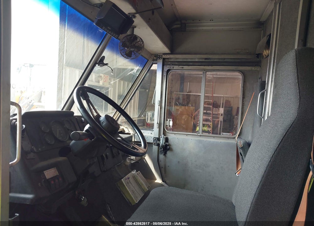 2000 FREIGHTLINER CHASSIS M LINE WALK-IN VAN VIN: 4UZA4FF48YCF81066