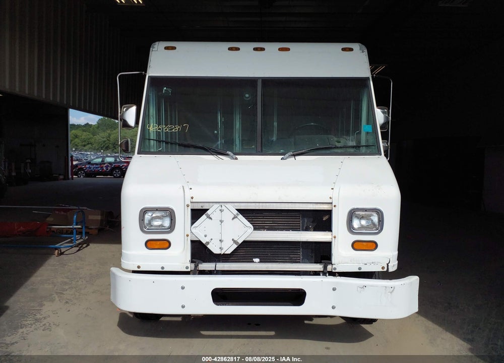 2000 FREIGHTLINER CHASSIS M LINE WALK-IN VAN VIN: 4UZA4FF48YCF81066