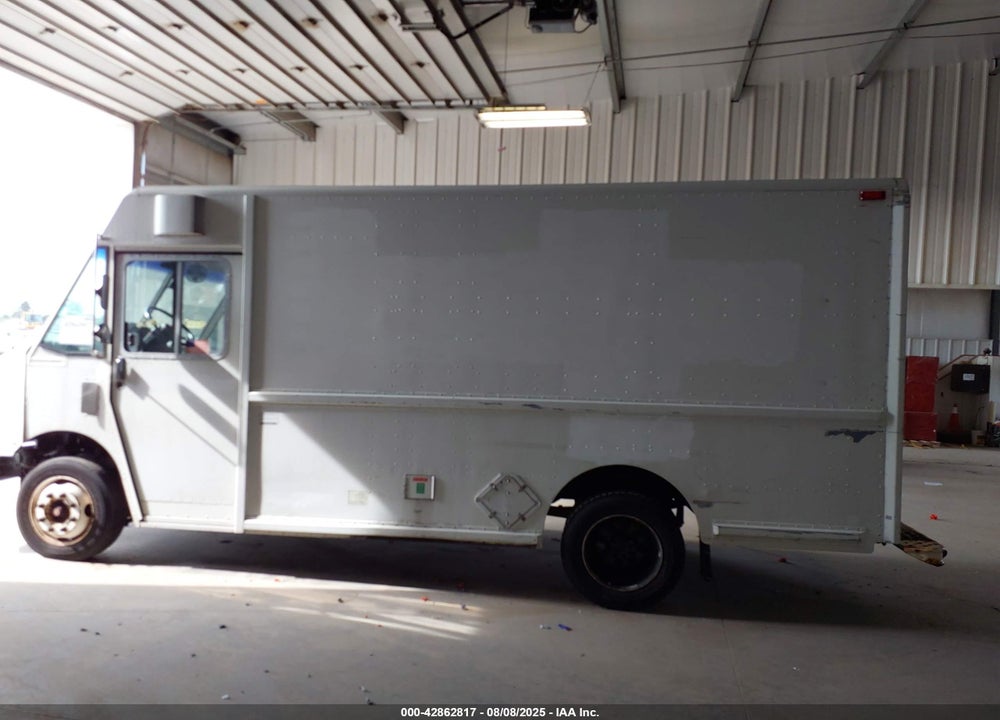 2000 FREIGHTLINER CHASSIS M LINE WALK-IN VAN VIN: 4UZA4FF48YCF81066