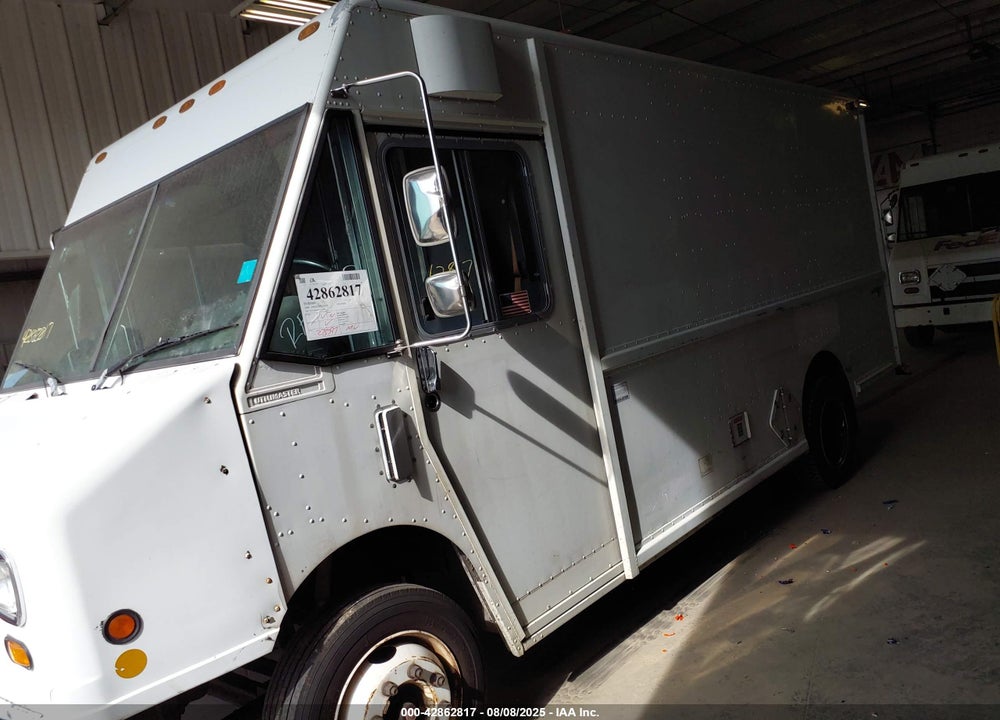 2000 FREIGHTLINER CHASSIS M LINE WALK-IN VAN VIN: 4UZA4FF48YCF81066