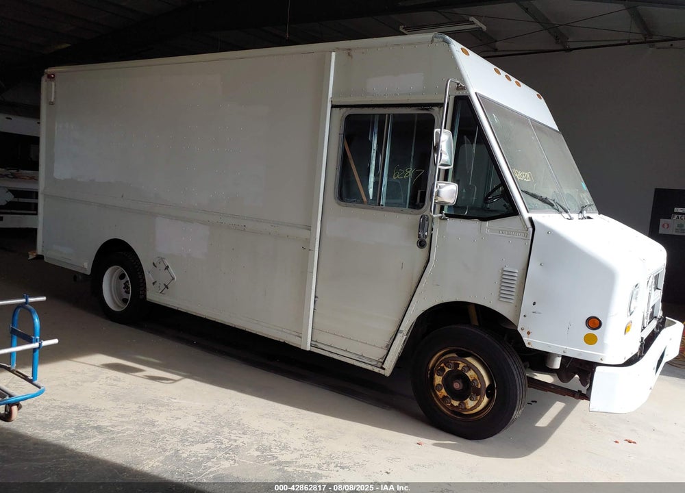 2000 FREIGHTLINER CHASSIS M LINE WALK-IN VAN VIN: 4UZA4FF48YCF81066
