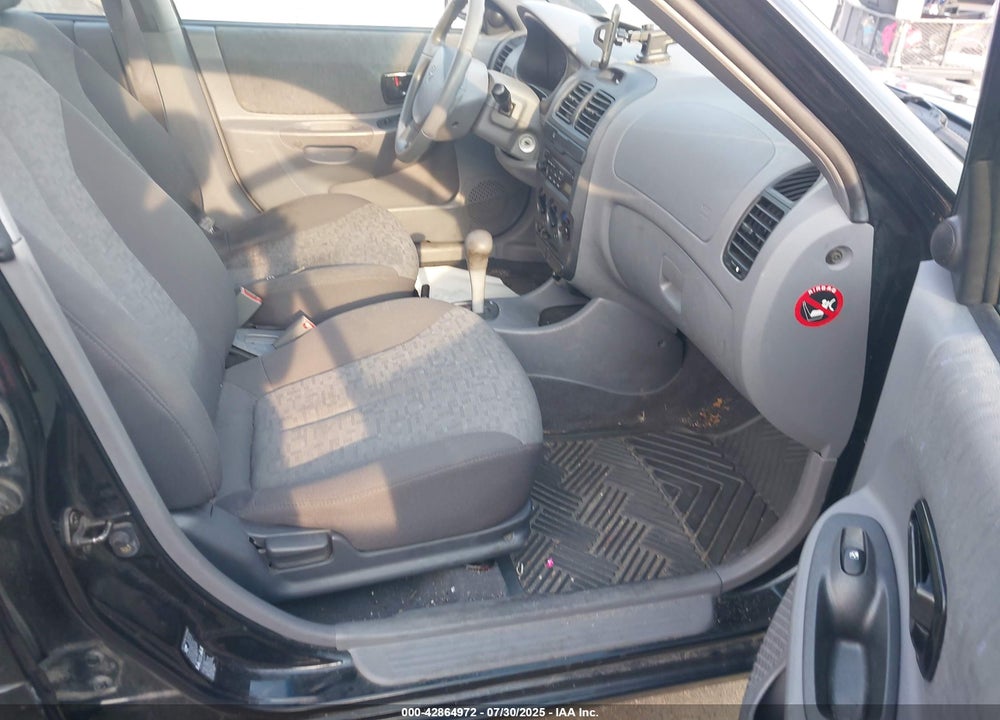 2005 HYUNDAI ACCENT VIN: KMHCG45C55U587584