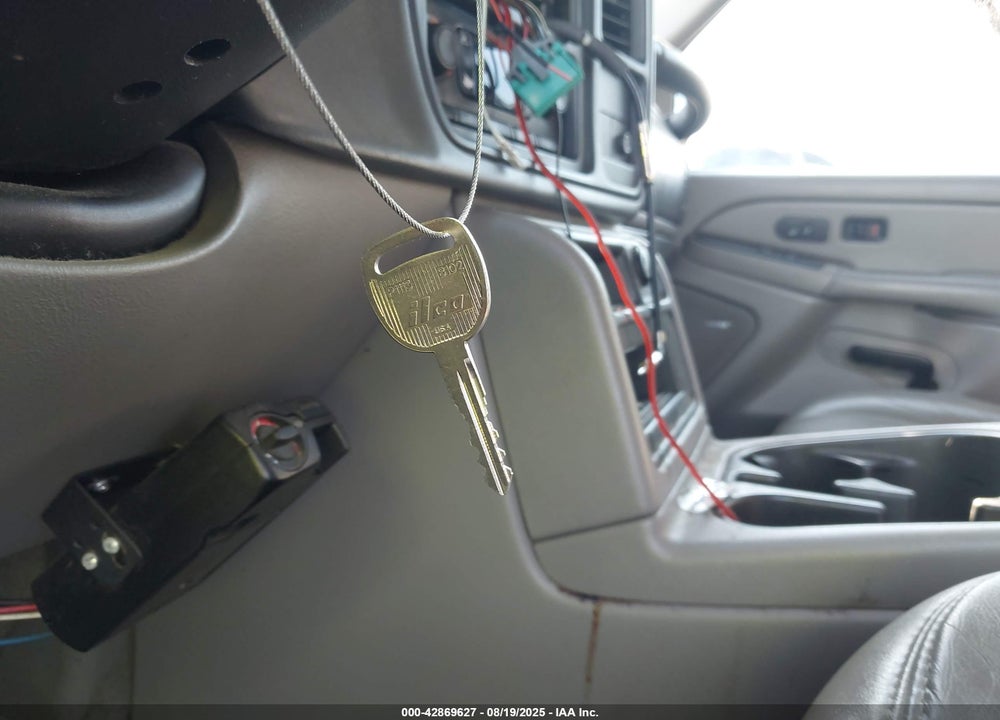 2005 CHEVROLET SUBURBAN 1500 LT VIN: 3GNEC16Z45G229574