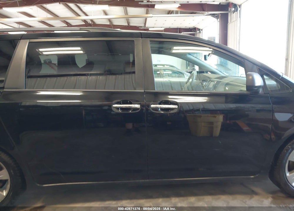 2013 TOYOTA SIENNA SE 8 PASSENGER VIN: 5TDXK3DC2DS383649